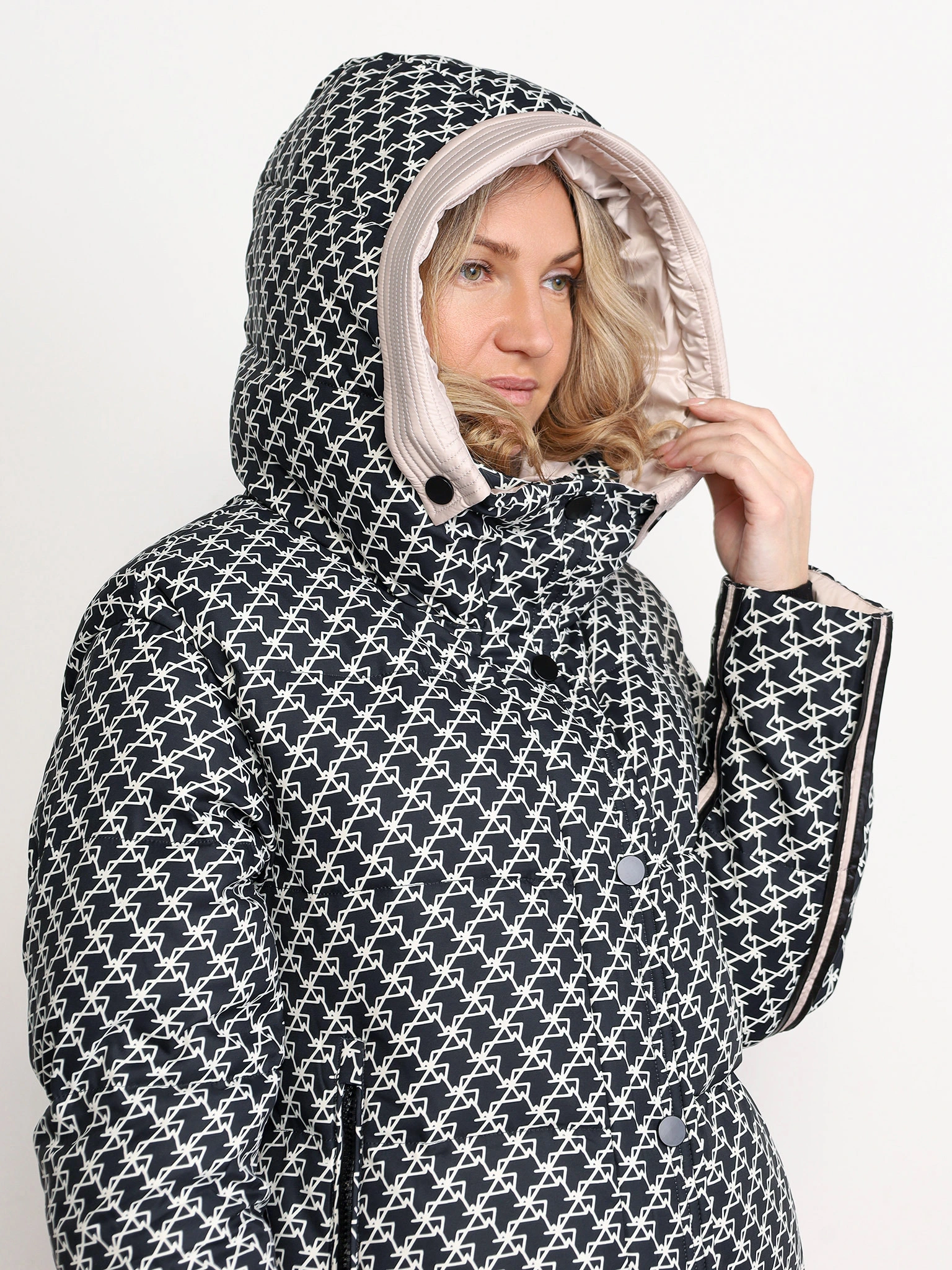 Пуховик черного цвета с капюшоном